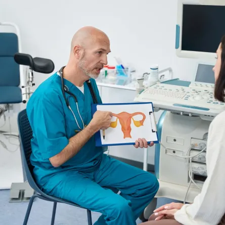 صورة طبيب يشرح لمريضته