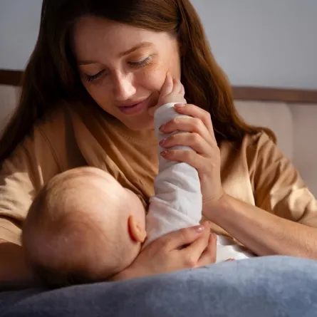 صورة لأم ترضع طفلها