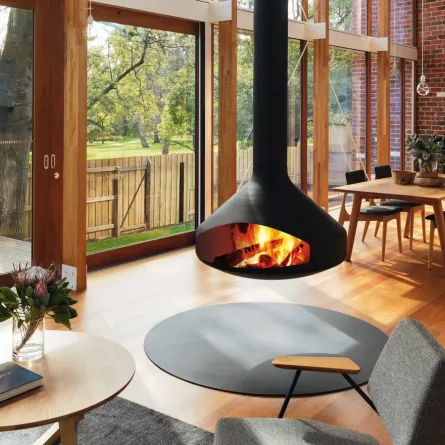 مدفأة تتوسط الفراغ الداخلي 