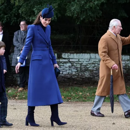 الأمير كيت ميدلون برفقة الأمير لويس والأمير جورج Britain's Catherine, Princess of Wales with Britain's Prince George of Wales and Britain's Prince Louis في أخر ظهور رسمي لها ( مصدر الصورة: Adrian DENNIS / AFP)