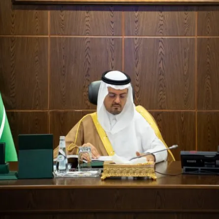 نائب أمير مكة يطلع على مشروعات وبرامج قطاع الطيران