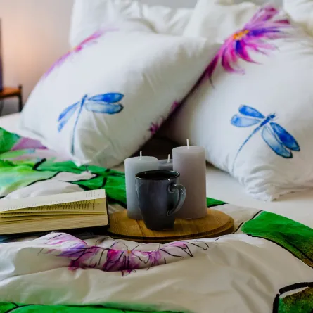 مفروشات السرير ملونة بألوان بارزة