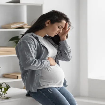 صورة لامرأة حامل تشعر بألم في رأسها