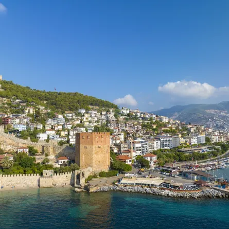 ألانيا هي مدينة منتجعية على شاطئ الريفييرا التركية