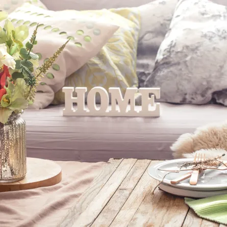 ديكور غرفة المعيشة يوحي بجو ربيعي