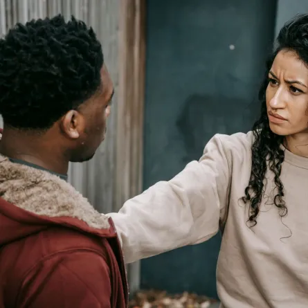 زوجان متنافران والزوجة تدفع زوجها للوراء بضيق