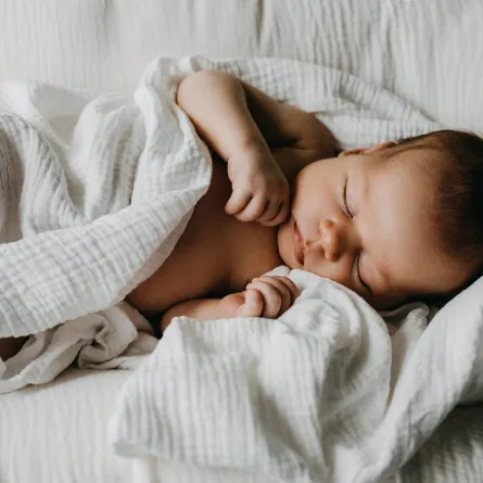  صورة لطفل حديث الولادة نائم