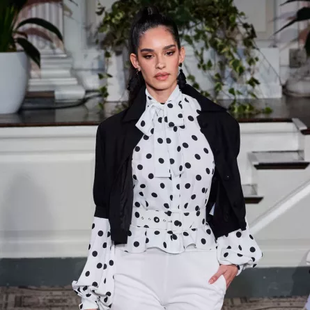 بلوزة من ماركة Dennis Basso - الصورة من Launchmetrics/Spotlight ©