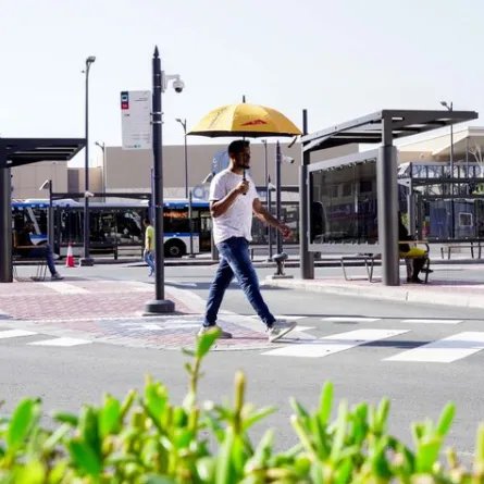 إطلاق خدمة المظلات الذكية. الصورة من الحساب الرسمي لهيئة الطرق والمواصلات على منصة x