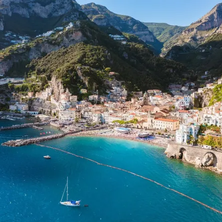 ساحل أمالفي يزخر بالشواطئ الخلابة