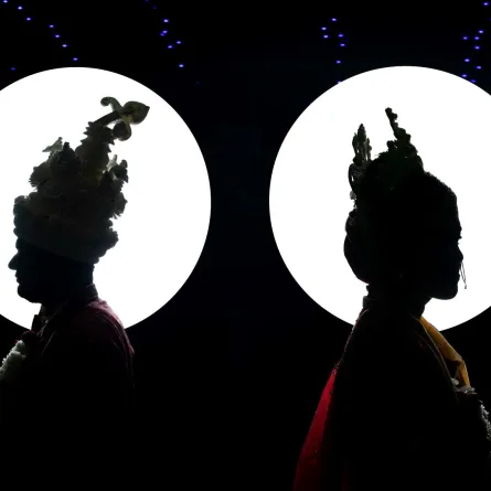 رجل وسيدة يمثلون عرضًا على خشبة المسرح 