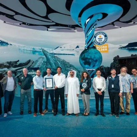 تم تقديم الشهادة إلى محمد عبدالله الزعابي، الرئيس التنفيذي لمجموعة ميرال، وإلى إدارة سي وورلد أبوظبي