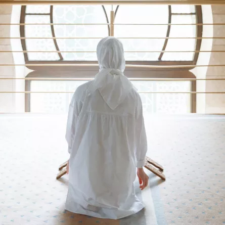 فتاة تدعو الله في مصلاها بالمسجد