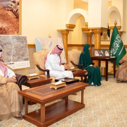 نائب أمير منطقة مكة المكرمة يستقبل لاعبة المنتخب السعودي للتايكوندو دنيا أبوطالب