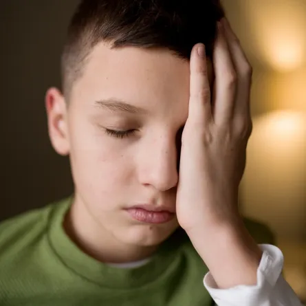 صورة لطفل يشعر بصداع شديد