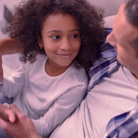 صورة لطفلة تتواصل مع والدها