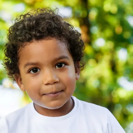 صورة طفل أسمر