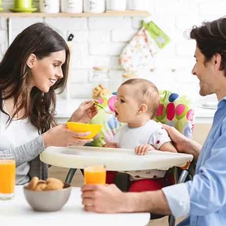 صورة لطفل وسط والديه