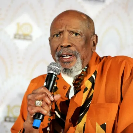لويس جوسيت جونيور في هوليوود، كاليفورنيا (Louis Gossett Jr. in Hollywood, California). مصدر الصورة: Charley Gallay/Getty Images for TCM/AFP