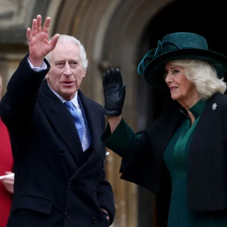 الملك تشارلز الثالث والملكة كاميلا في كنيسة سانت جورج بقلعة وندسور (King Charles III and Queen Camilla at St. George's Chapel, Windsor Castle) -مصدر الصورة: Hollie Adams / POOL / AFP