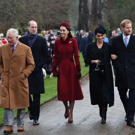 الأمير تشارلز والأمير ويليام وكايت ميدلتون وميغان والأمير هاري في كنيسة القديسة مريم المجدلية في ساندرينغهام، نورفولك، شرق إنجلترا (Prince Charles, Prince William, Catherine, Meghan, and Prince Harry at St Mary Magdalene Church in Sandringham, Norfolk, eastern England). مصدر الصورة: Paul ELLIS / AFP