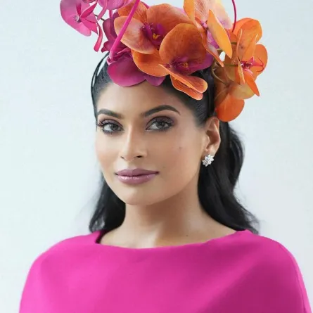 فرحانة بودي بقبعة فاخرة في كأس الخيل بدبي