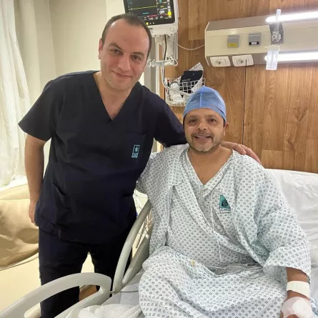محمد هنيدي مع طبيبه المعالج - الصورة من حساب الطبيب علاء ياسر على الفيس بوك