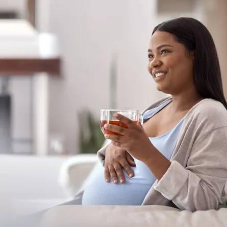 صورة حامل تشرب شاي القرنفل