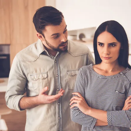  كيفية التعامل مع الزوج الغيور والمتسلط