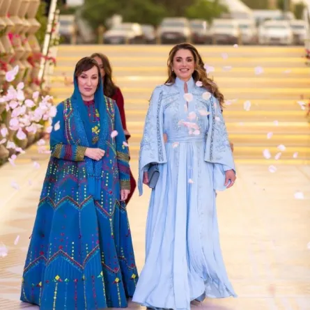 الملكة رانيا العبد الله ووالدة الأميرة رجوة الحسين عزة السديري- (مصدر الصورة: by Office of Her Majesty Queen Rania Al Abdullah / AFP)