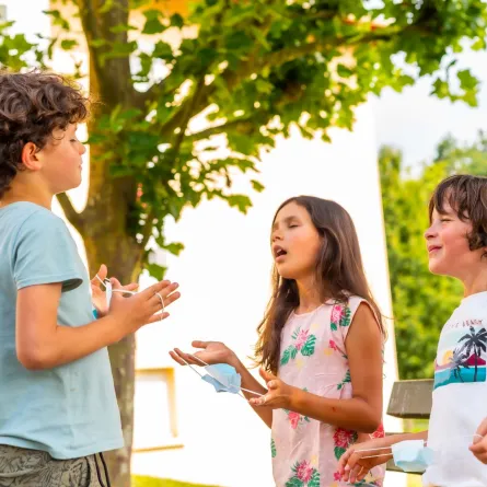 صورة أطفال أصدقاء