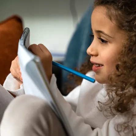 طفلة ترجع دروسها