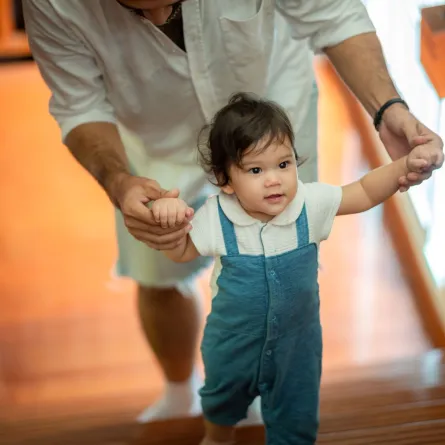 صورة طفل يمشي