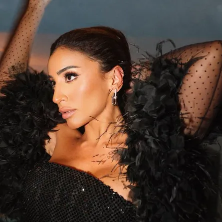 دينا الشربيني بفستان أسود فخم