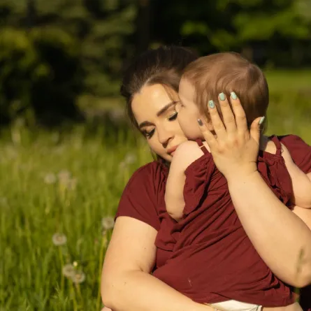 صورة أم تضم طفلها