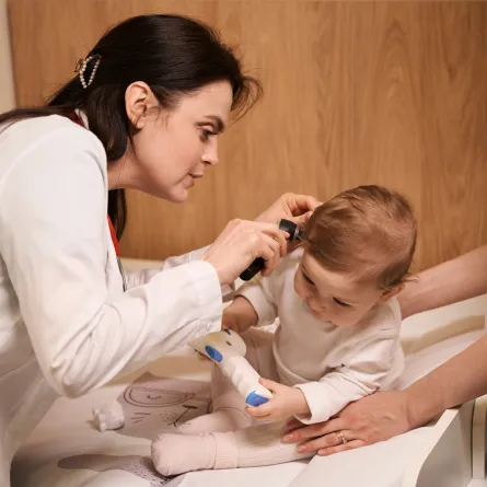 صورة لفحص سمع الرضيع