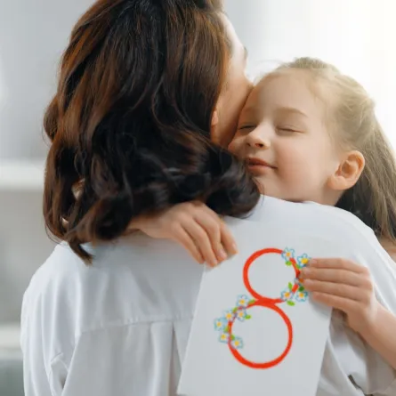 صورة أم تضم طفلتها