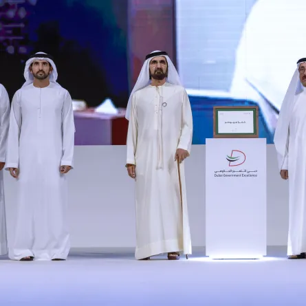 الشيخ محمد بن راشد خلال تكريم الفائزين في برنامج دبي للتميز الحكومي- الصورة من وام 
