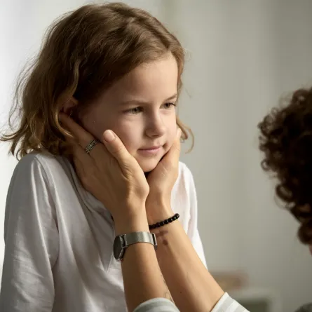 صورة أم وطفلتها