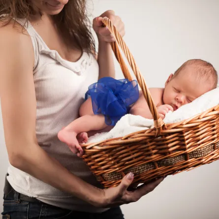 صورة أم تحمل المولود