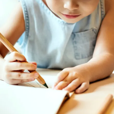 صورة طفلة تكتب