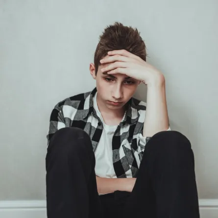 صورة مراهق مصاب بالاكتئاب