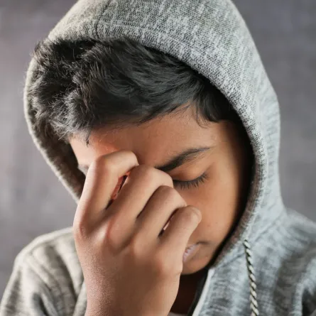 صورة طفل يعاني