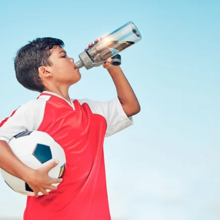 صورة طفل يشرب الماء