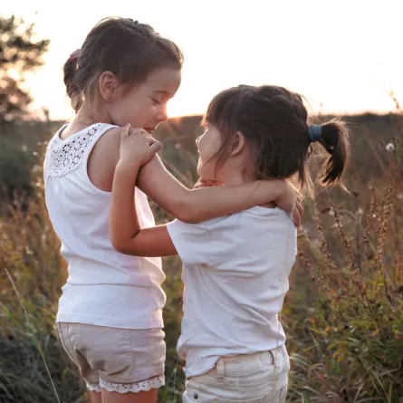 صورة فتاتين