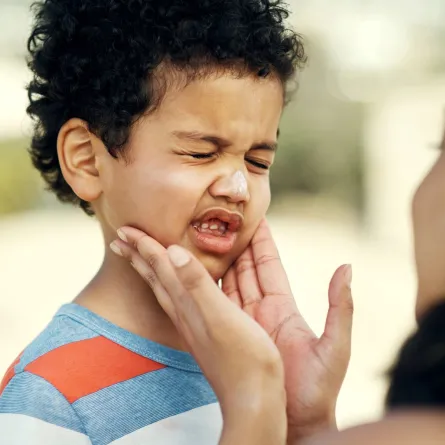 صورة طفل مع أمه