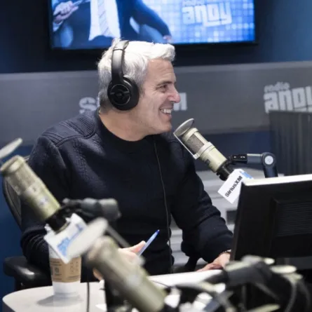 آندي كوهين في استوديوهات SiriusXM في مدينة نيويورك (Andy Cohen at the SiriusXM Studios in New York City). مصدر الصورة: Noam Galai/Getty Images for SiriusXM/AFP