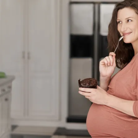 صورة حامل تتناول الحلويات