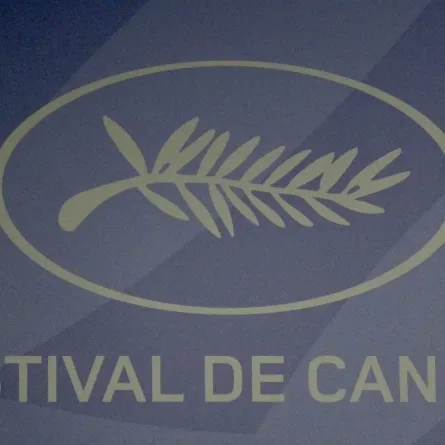 شعار الدورة الـ74 لمهرجان كان السينمائي (Logo of the 74th Cannes Film Festival). مصدر الصورة:  AFP / STEPHANE DE SAKUTIN