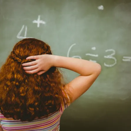 صورة طفلة محتارة